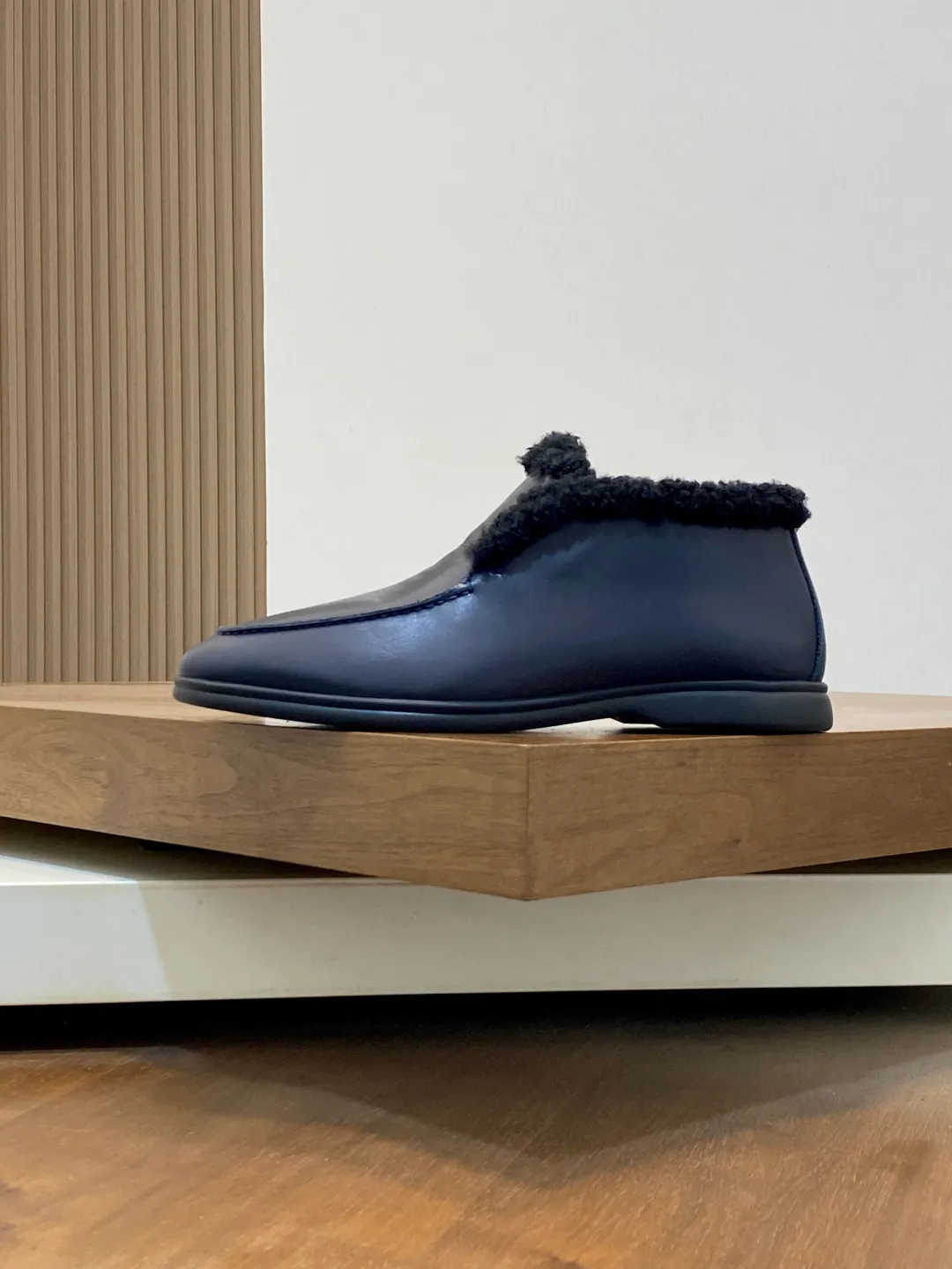 Men's Men's Shoes💰860 LoroPiana/nuoyoupiana men's new autumn and winter wool shoes, Dongguan-made raw materials are in great demand! This casual shoe is made of imported calfskin, with a full wool lining and insole for an extraordinarily comfortable and warm wearing experience. The ultra-light two-color rubber sole creates a charming modern aesthetic. There is an LP logo on the bottom. The style is simple and fashionable, and the upper foot is comfortable, warm and breathable! Comes complete with original box packaging! Size: 39-40-41-42-43-44 standard leather shoe size (45/46 can be customized but does not support returns)